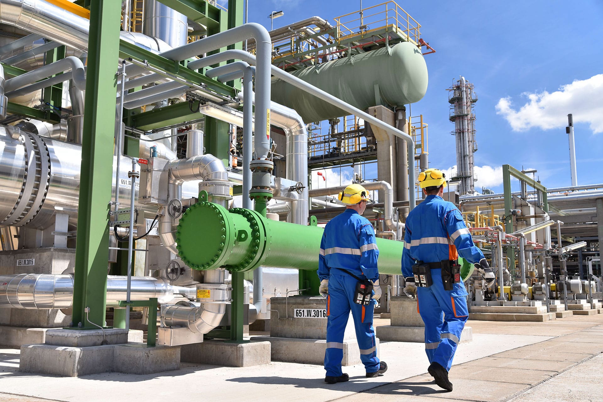 Abbildung 2 Arbeiter in Industrieanlage